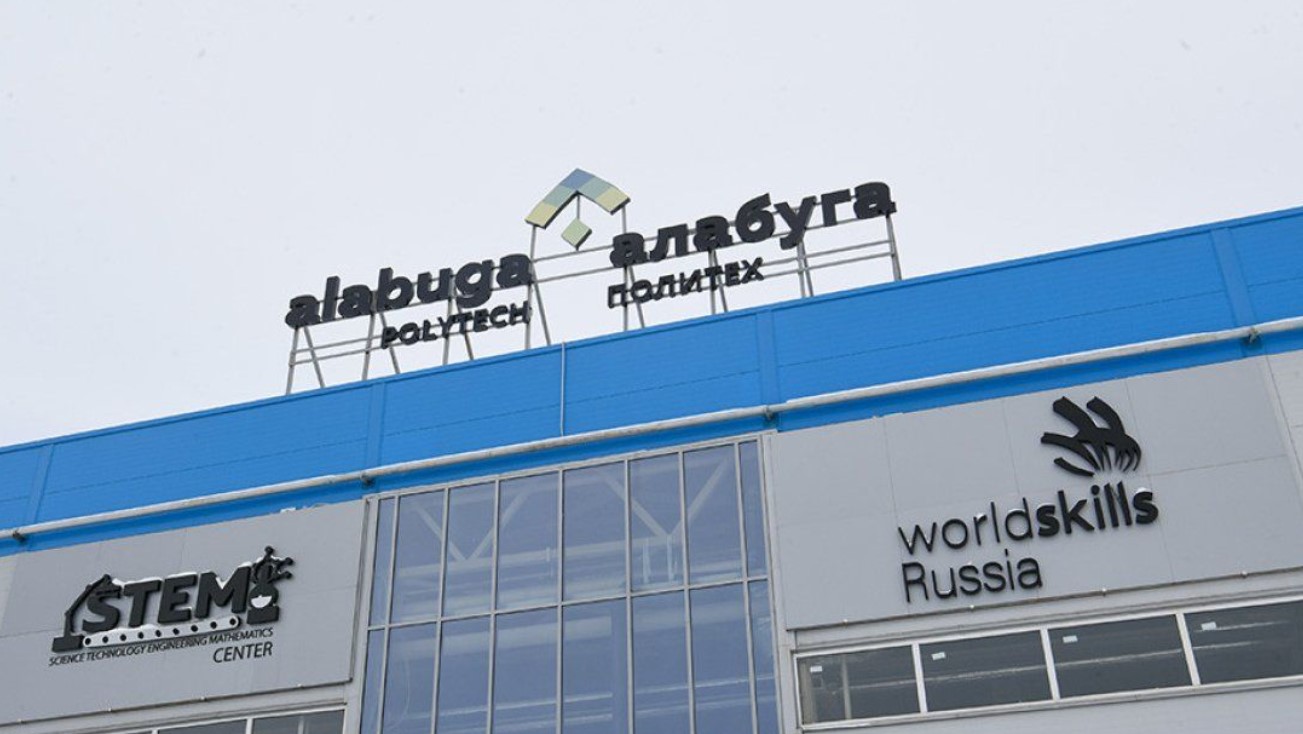 Нові супутникові знімки показали, як Росія значно розширює площу виробництва ударних дронів в «Алабузі» Нові супутникові знімки показали, як Росія значно розширює площу виробництва ударних дронів в «Алабузі»
